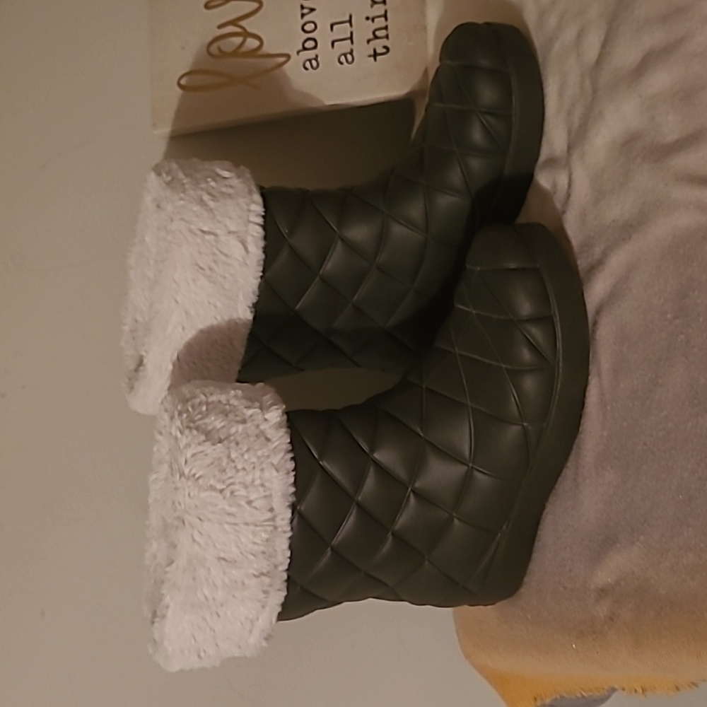 CROCS Quilted Ankle Boots in Black with White Fur Trim